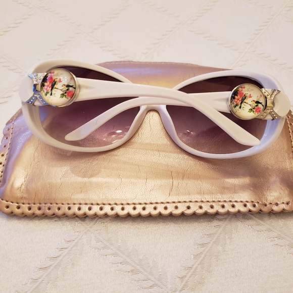 Sunglasses. White frame with snap embellishments. - Picture 2 of 5